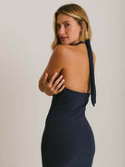 Vestido curto Lou da Greenish em azul marinho, com decote duplo e faixa para amarrar no pescoço.