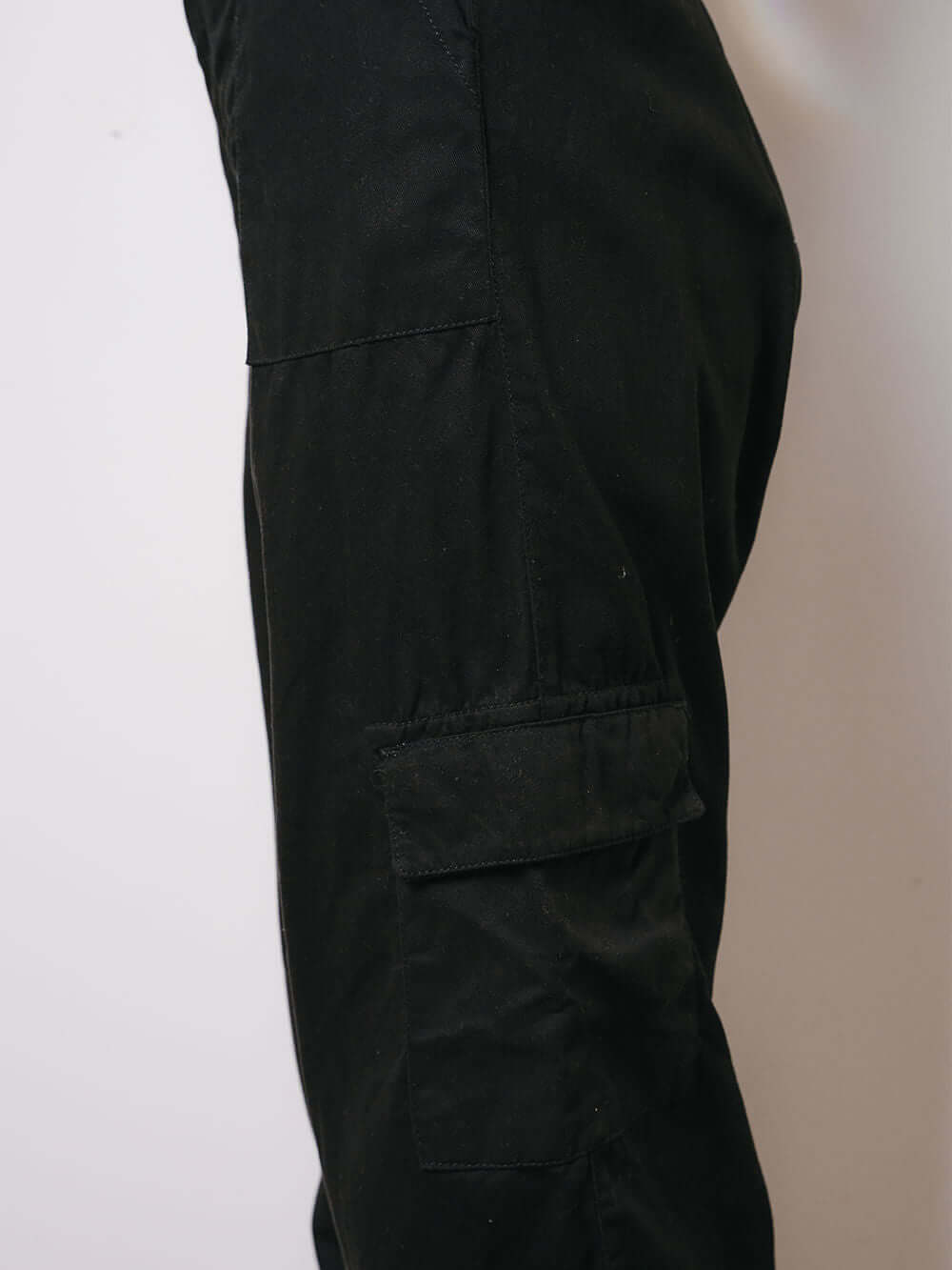 Calça Cargo Sarja Gio preta da Greenish, com caimento reto, cintura alta e bolsos laterais práticos.