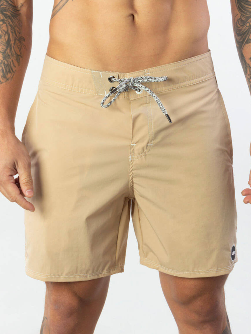 Boardshorts bege da Greenish, estilo vintage, tecido leve, bolso lateral e ajuste acima do joelho.