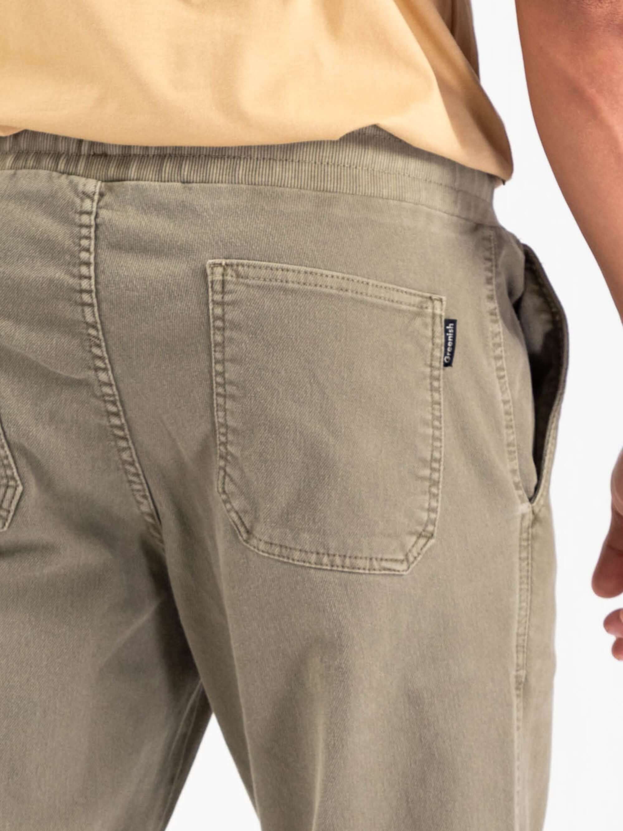 Calça Rio Stone Verde da Greenish, mostrando detalhes de bolsos e cós elástico para conforto e estilo.