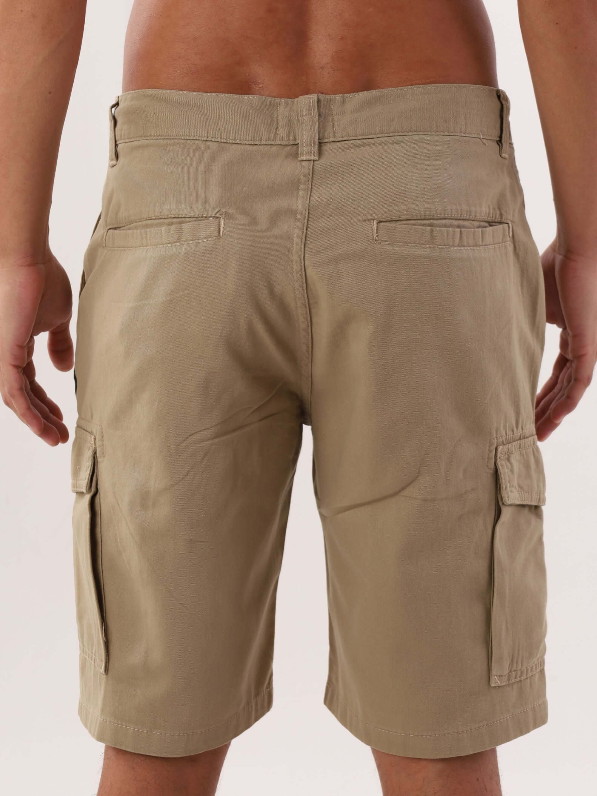 Bermuda cargo sarja caqui da marca Greenish, vista traseira, ideal para estilo casual e conforto.