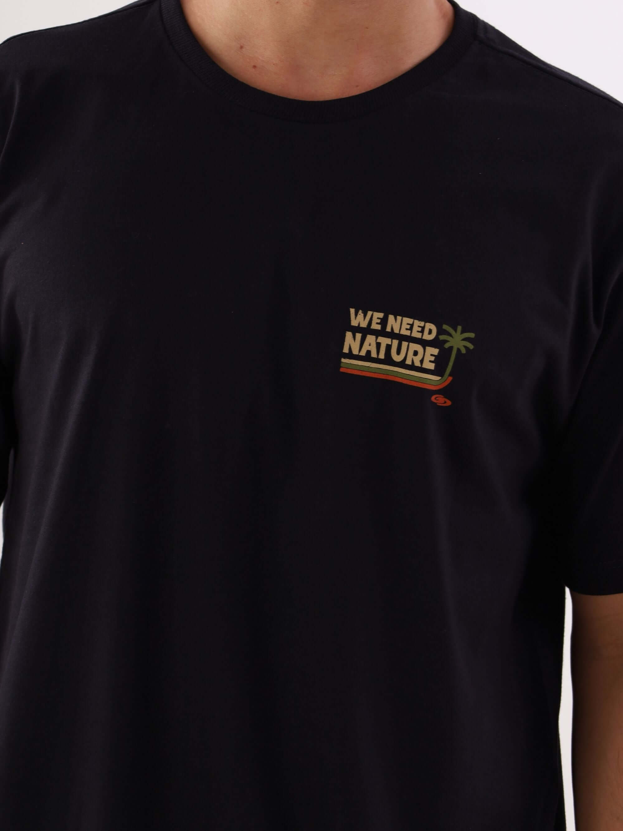 Camiseta Greenish Need Nature preta com estampa "We Need Nature" colorida no peito.