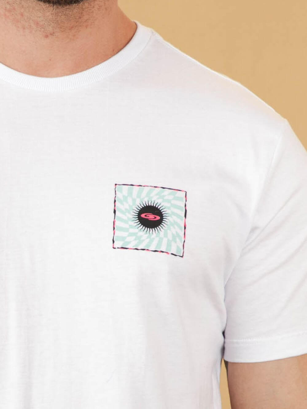 Camiseta branca Spin Chess and Sun da marca Greenish com estampa colorida no peito.