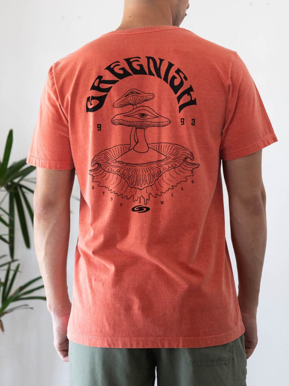 Camiseta vintage Psy Land da marca Greenish, destacando estampa de cogumelos em fundo telha.