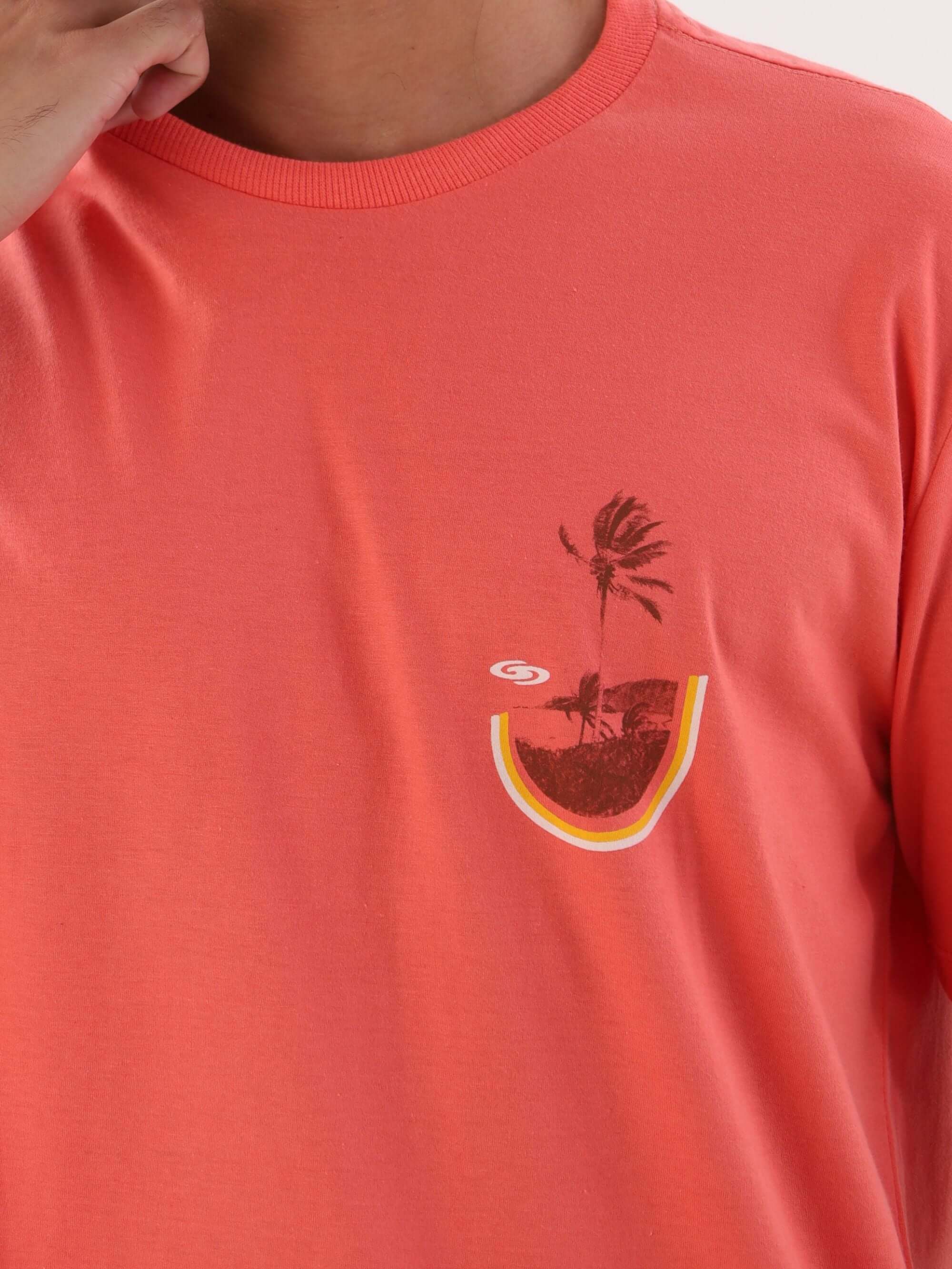 Camiseta Coral Paradise Palms da Greenish, com estampa de palmeiras, estilo descontraído e moderno.