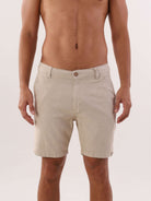 Bermuda de linho off white da Greenish, estilo descontraído e confortável, perfeita para o verão.