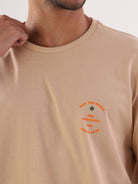 Camiseta Brings Fun caqui da Greenish com estampa e gola redonda, estilo casual e moderno.
