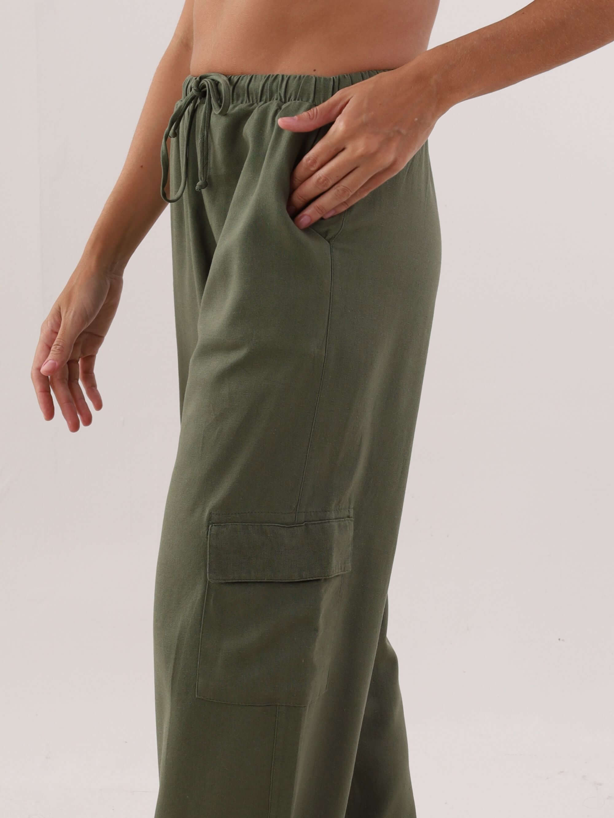 CALÇA RETA CARGO TAIA VERDE ESCURO da Greenish, estilo e conforto em um único produto.