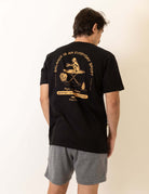 Homem usando Camiseta Balance Everyday - Preto da marca Greenish com design nas costas, destacando conforto para o dia a dia.