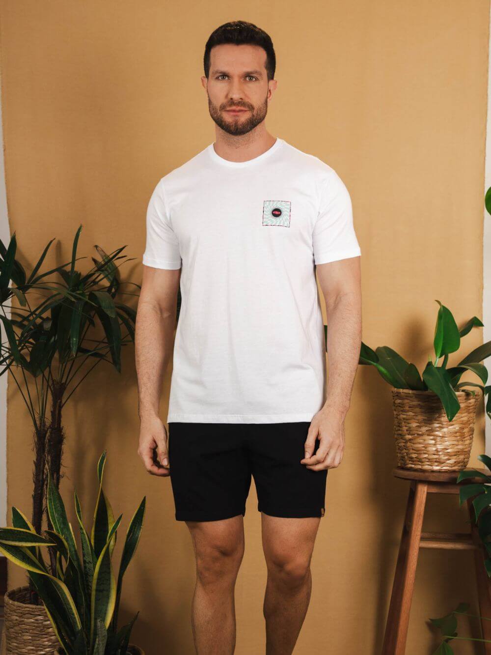 Camiseta branca Spin Chess and Sun da Greenish, estilo casual e confortável, perfeita para o dia a dia.