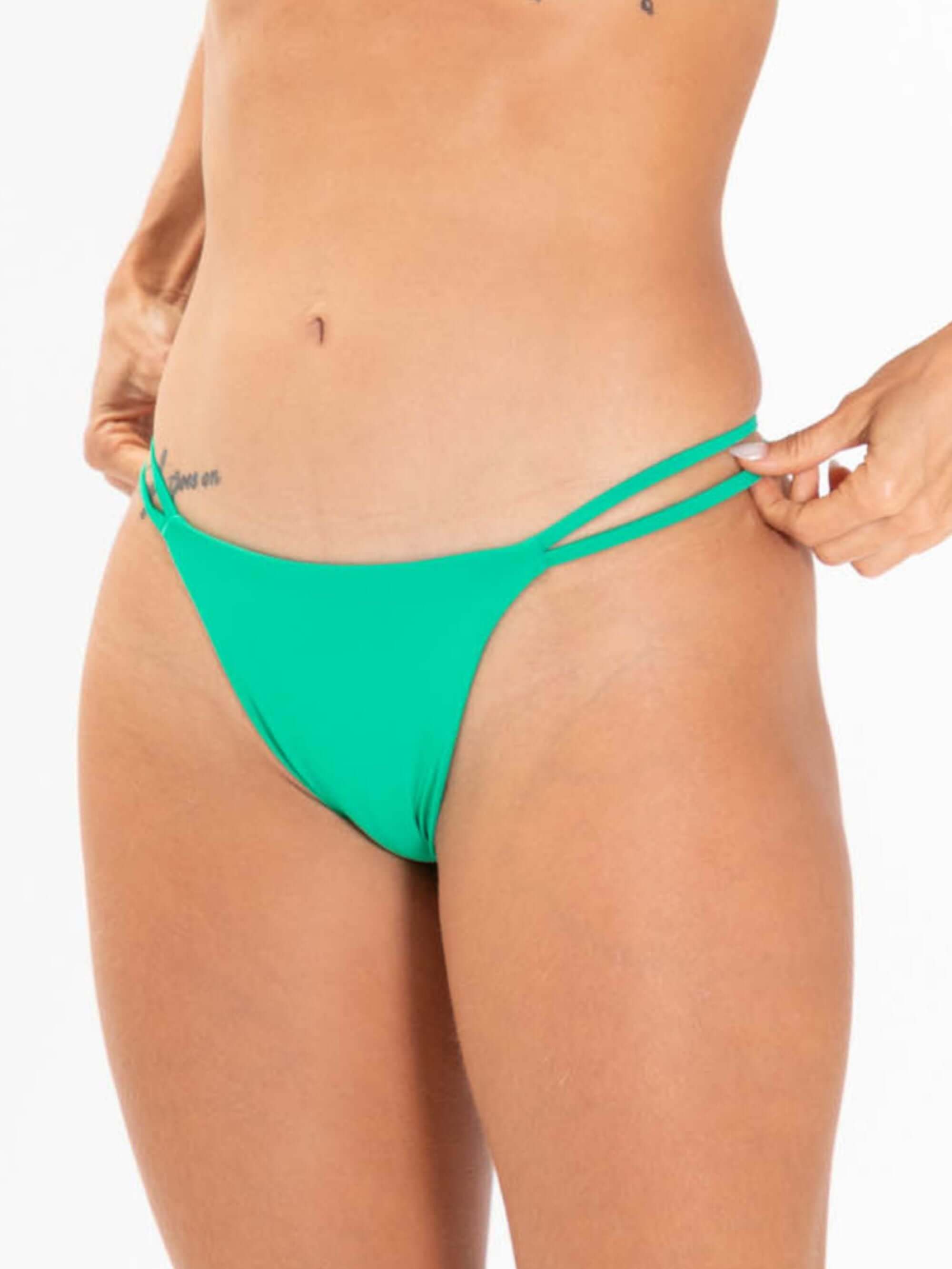 Biquíni Ophelia Verde Esmeralda da Greenish, calcinha com tiras laterais para conforto e estilo na praia.