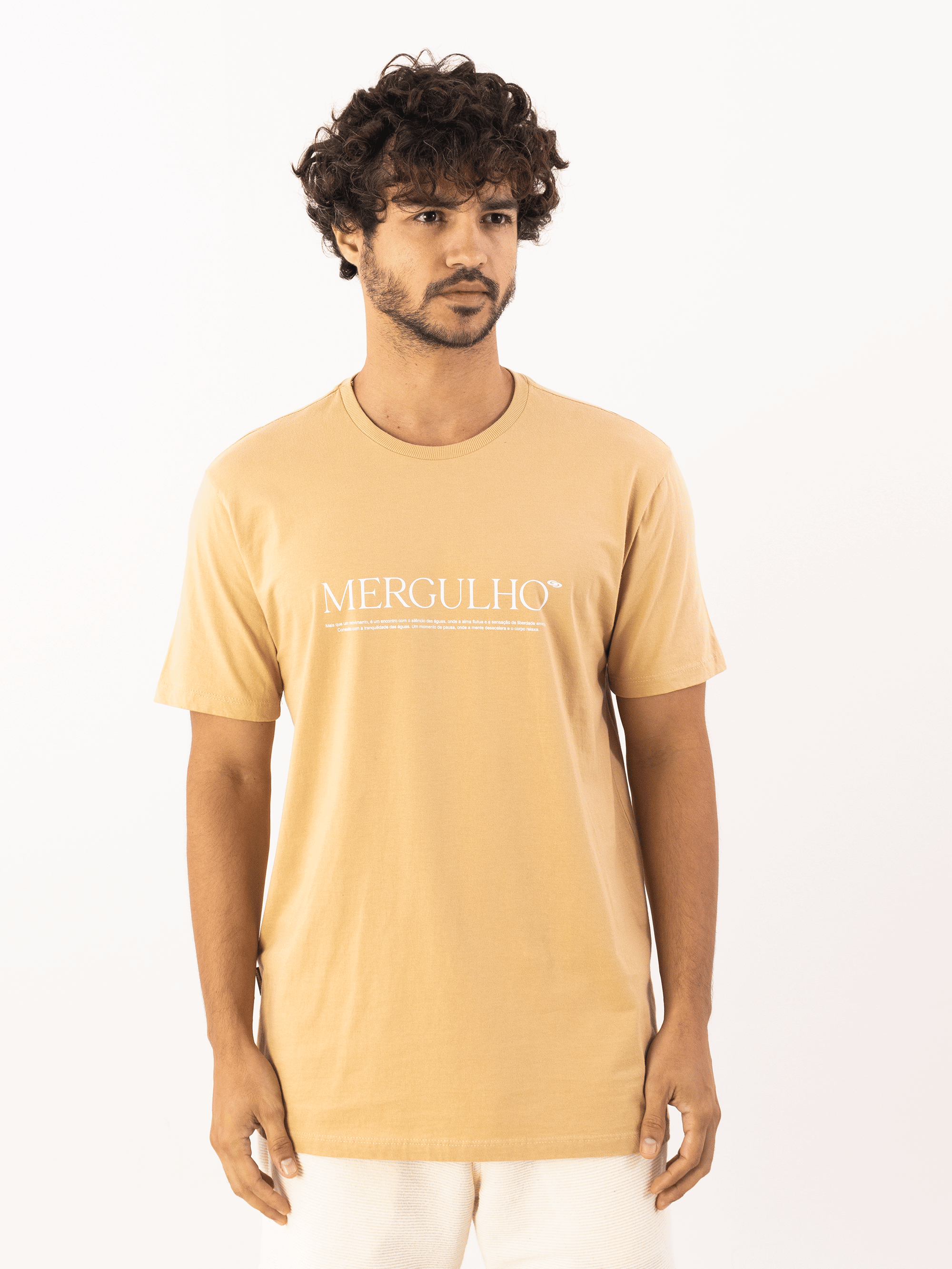 Camiseta Mergulho caqui da Greenish, feita em 100% algodão, estilo minimalista e moderna.