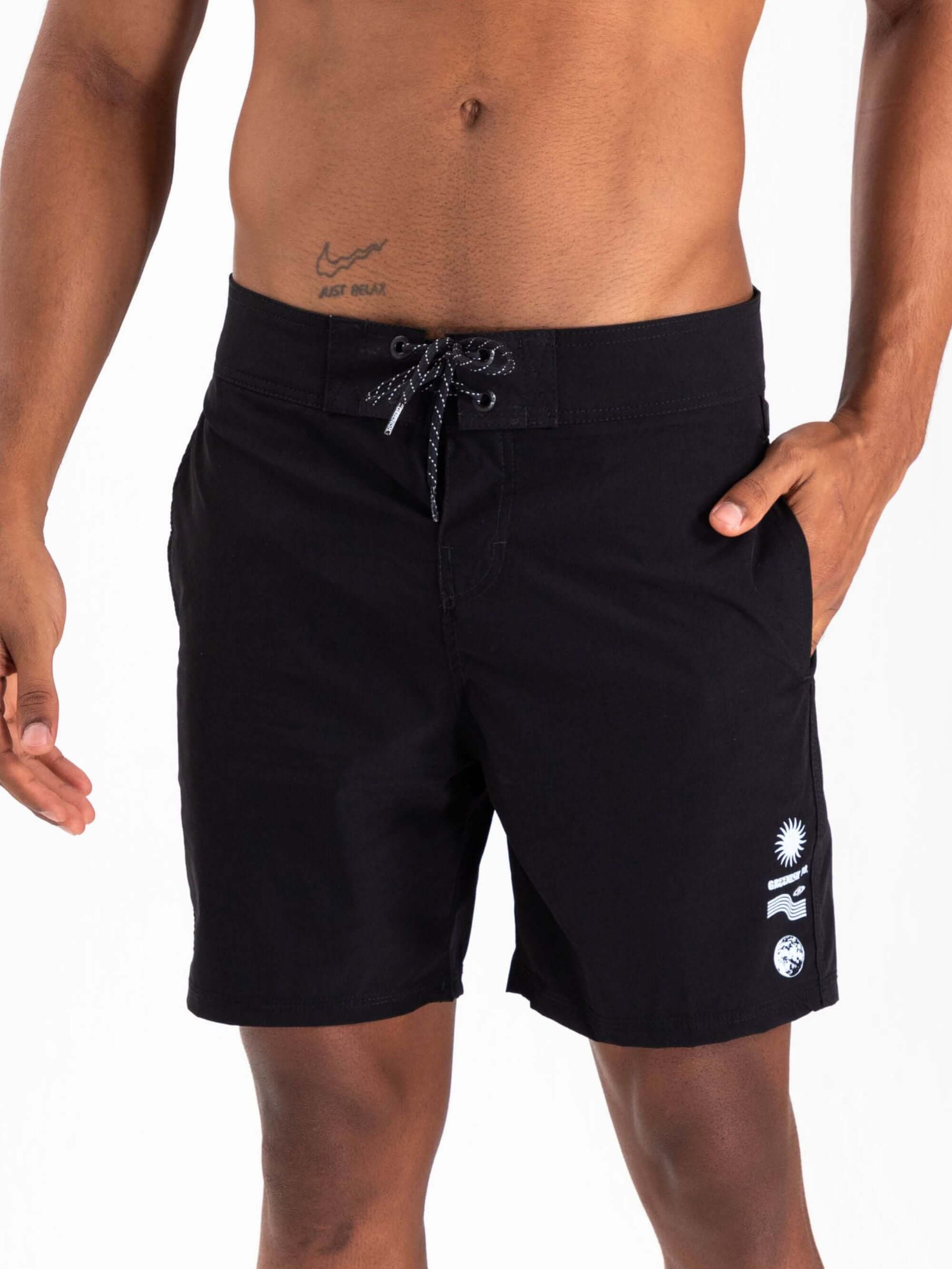 Shorts de banho pretos da Greenish, com detalhes em branco e cordão ajustável para estilo e conforto.