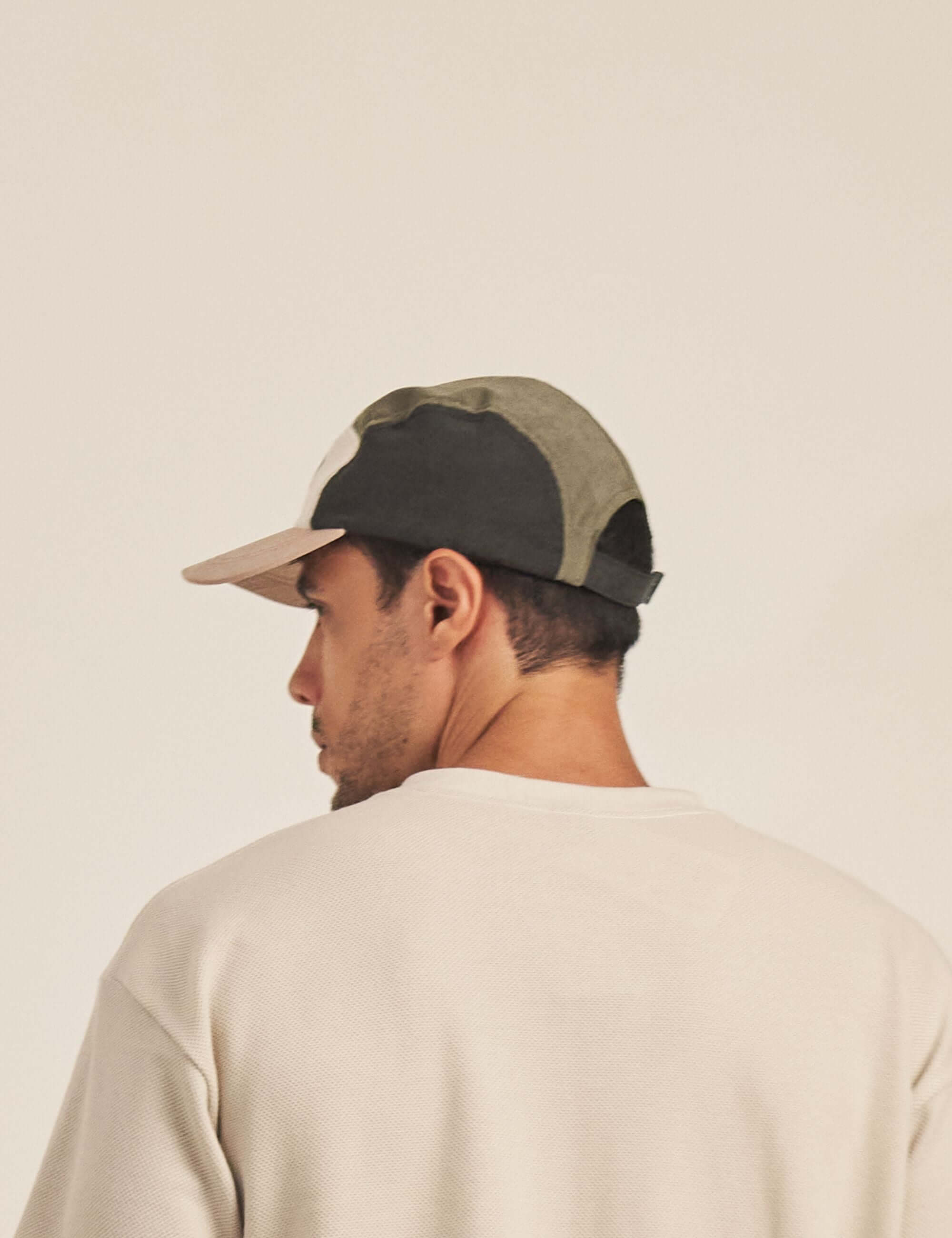 Alt Tag: Bone Green Outdoors Co. - Areia boné Greenish leve, resistente e confortável em tons areia e verde, aba curva e acabamento premium