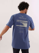 Camiseta azul índigo da Greenish modelo TURN AND GO, estampa nas costas e corte moderno, ideal para o dia a dia.