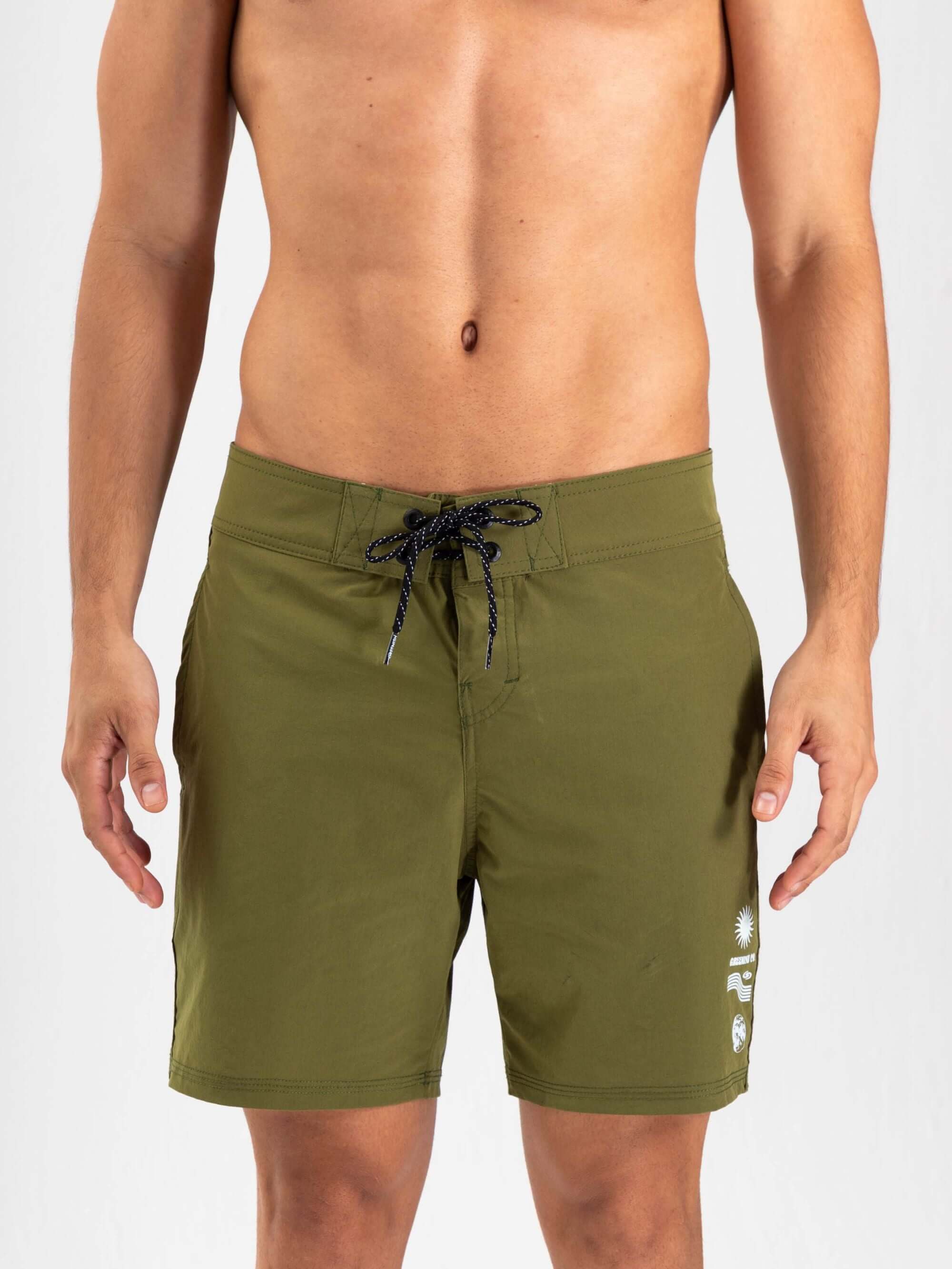 Shorts de banho verde da Greenish, com cós anatômico e design casual para conforto em qualquer ocasião.