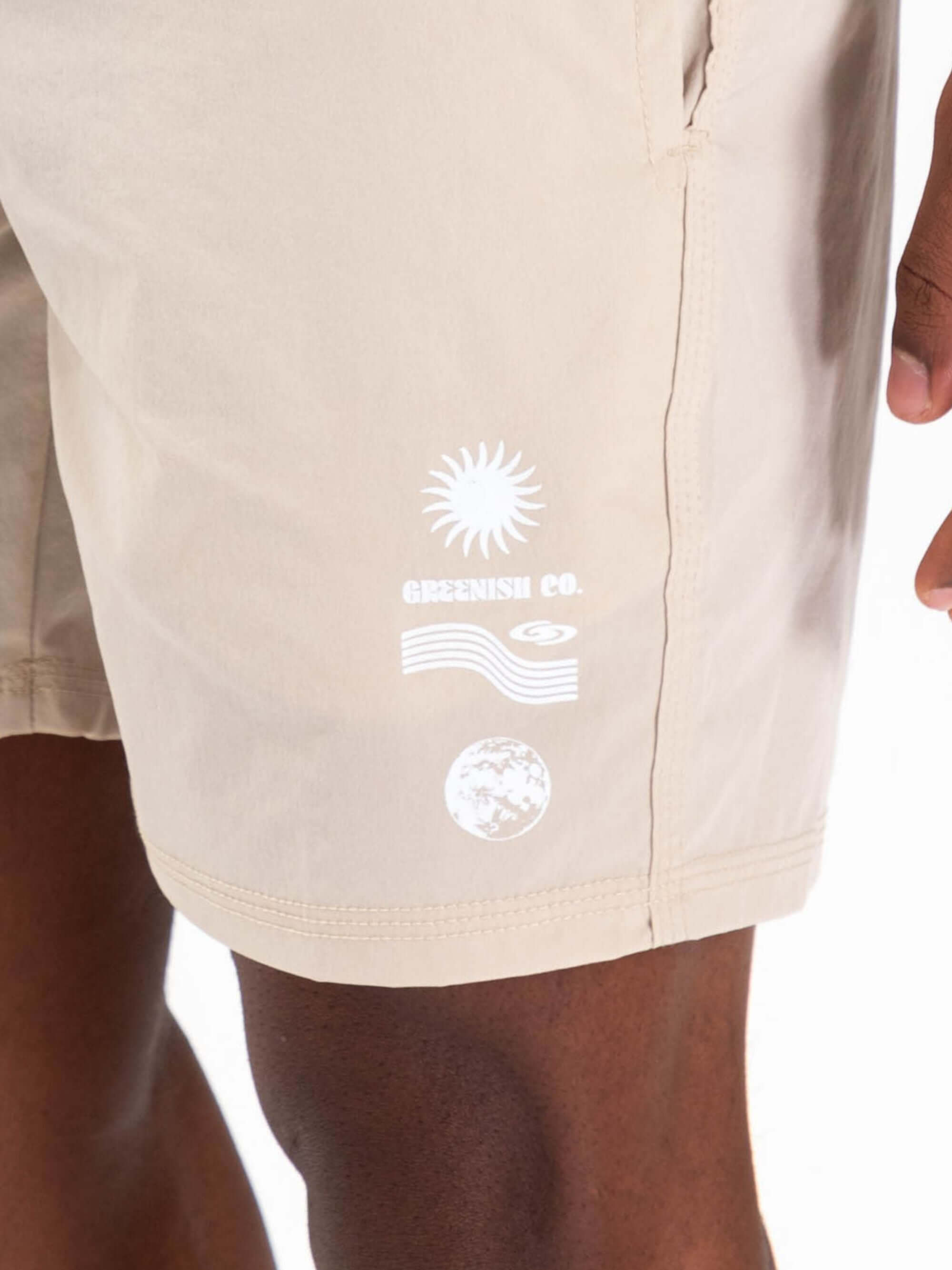 Calça boardwalk vintage Light Areia da Greenish, com logo e design casual, ideal para conforto e frescor.