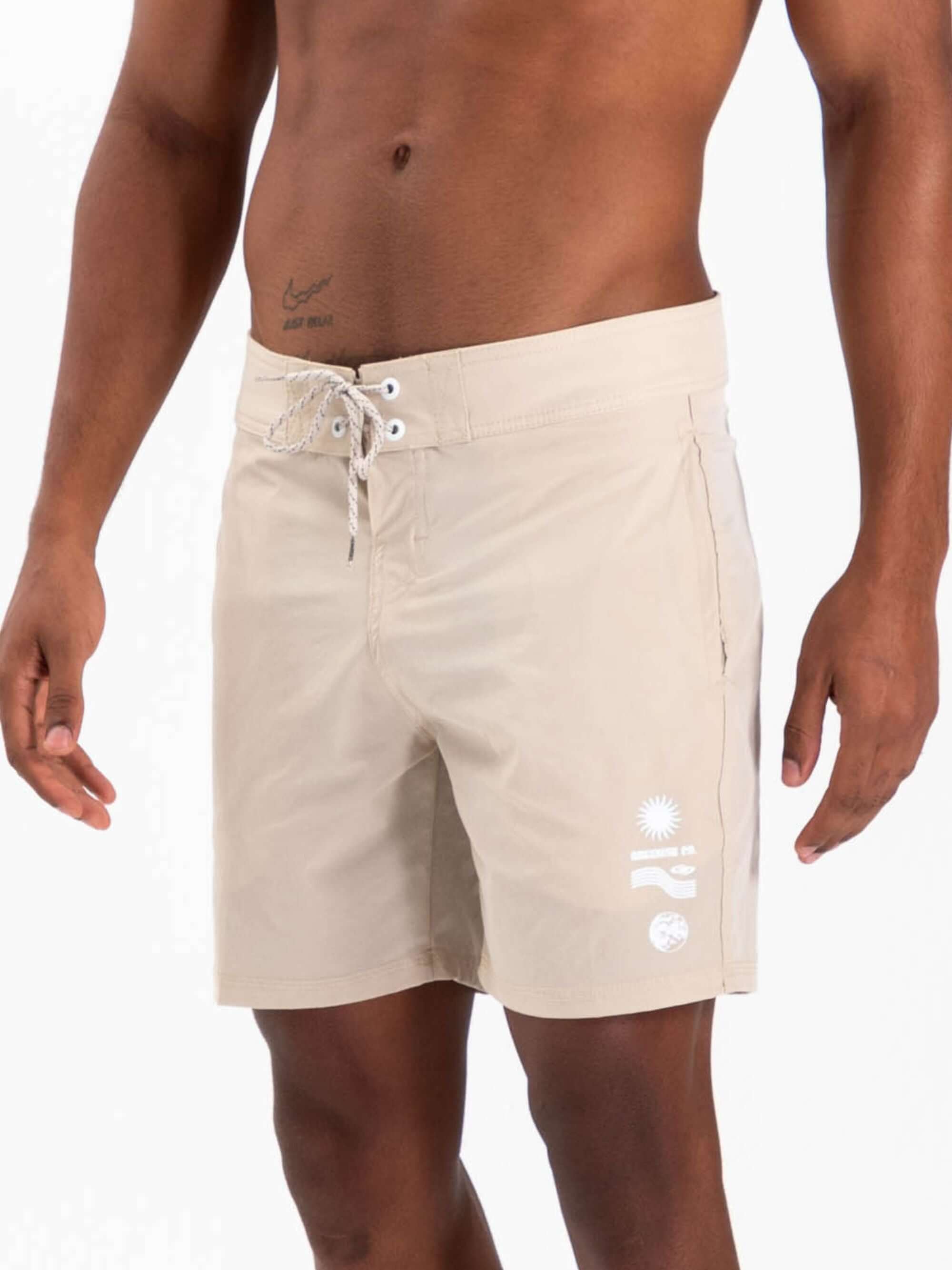 Shorts masculinos Greenish em tom bege, conforto e estilo para dias de praia e piscina.