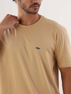 Camiseta Simple Life bege da Greenish, com modelagem clássica e toque leve, perfeita para o uso diário.
