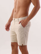 Bermuda de linho off white da Greenish, ideal para dias de sol com estilo e conforto.