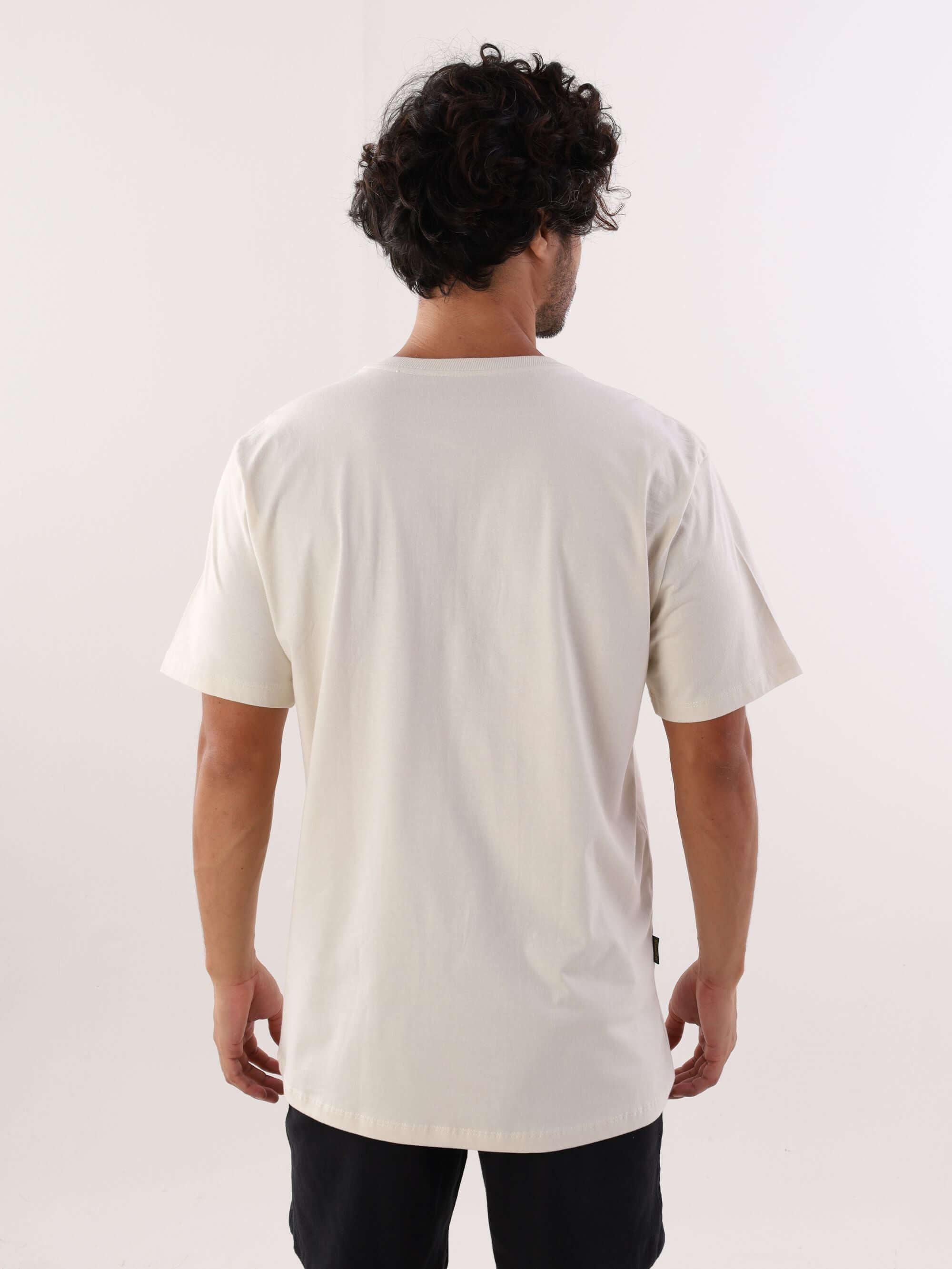 Camiseta institucional New Logo beige da Greenish vista de trás, feita em 100% algodão, ideal para o dia a dia.