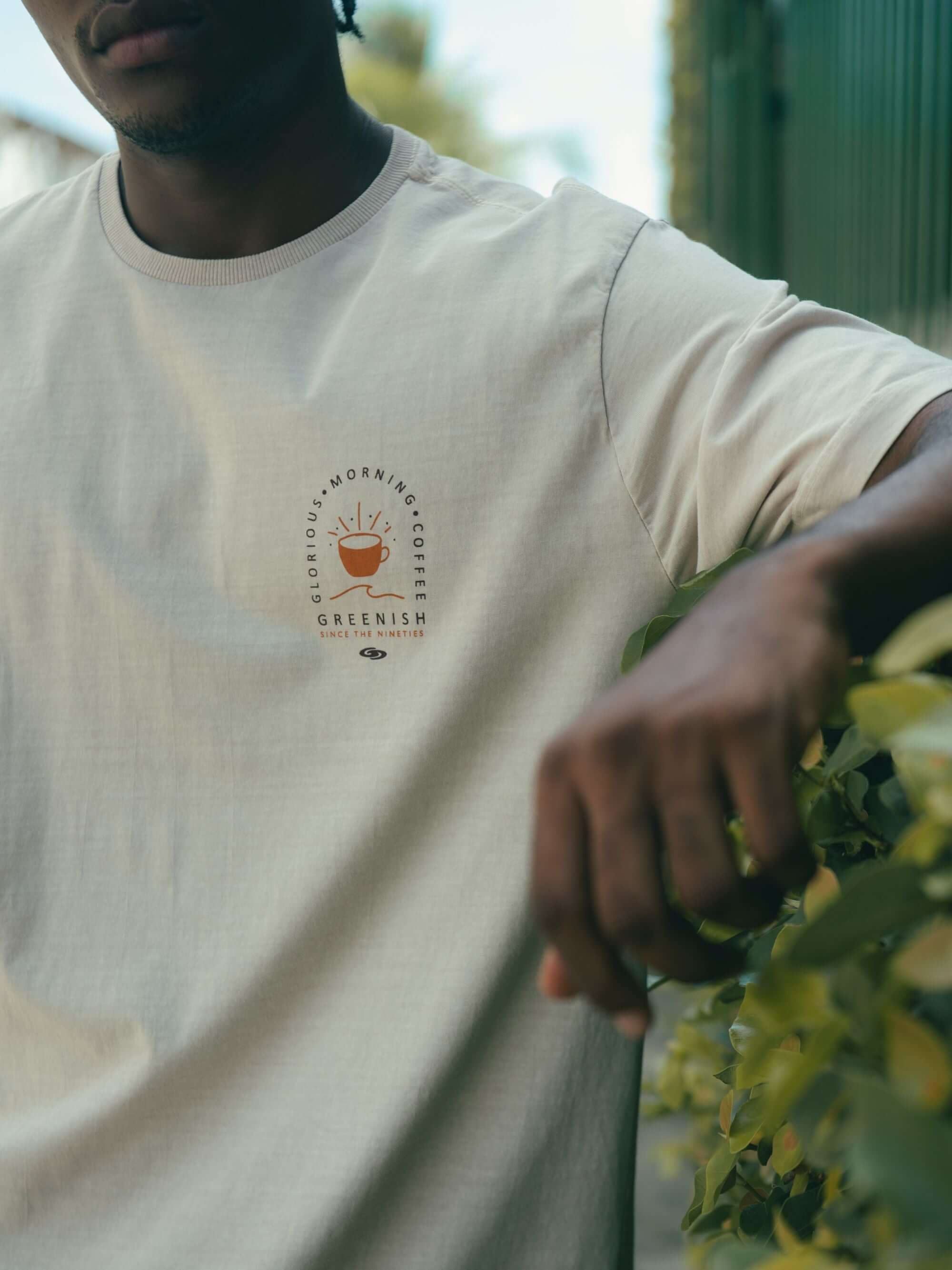 Camiseta Stone Coffee Areia da Greenish, 100% algodão, estilo litorâneo e modelagem oversized.