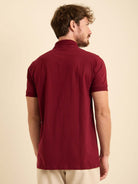 Homem usando camisa polo bordô Greenish vista de costas, ideal para looks casuais em algodão e elastano.