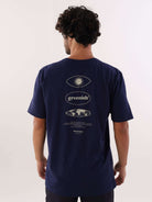 Camiseta azul marinho Greenish 'Go Where You Feel Most Alive' com estampa nas costas.
