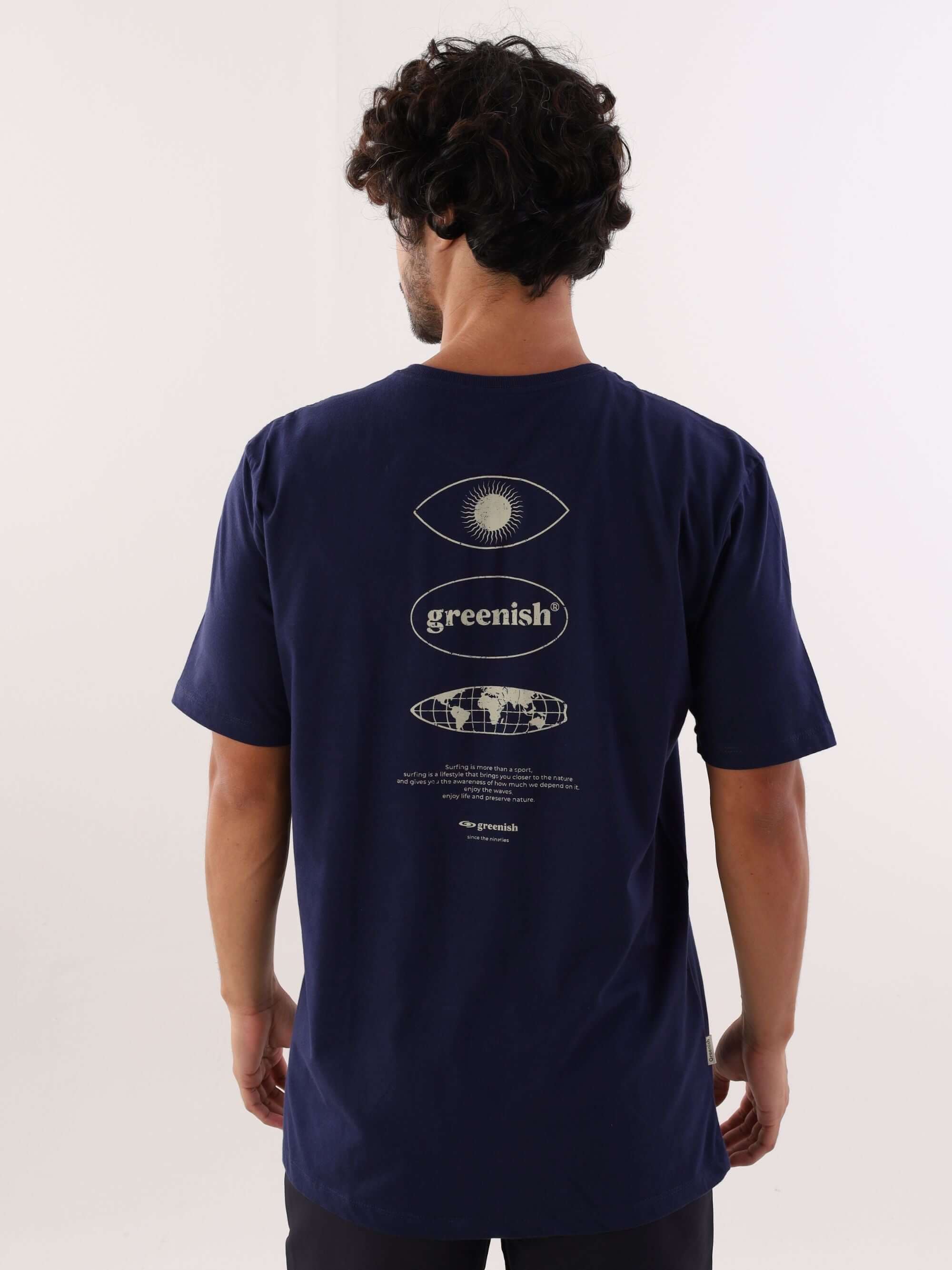 Camiseta azul marinho Greenish 'Go Where You Feel Most Alive' com estampa nas costas.