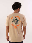 Camiseta caqui da Greenish com estampa divertida "May the winds never stop" na parte de trás.