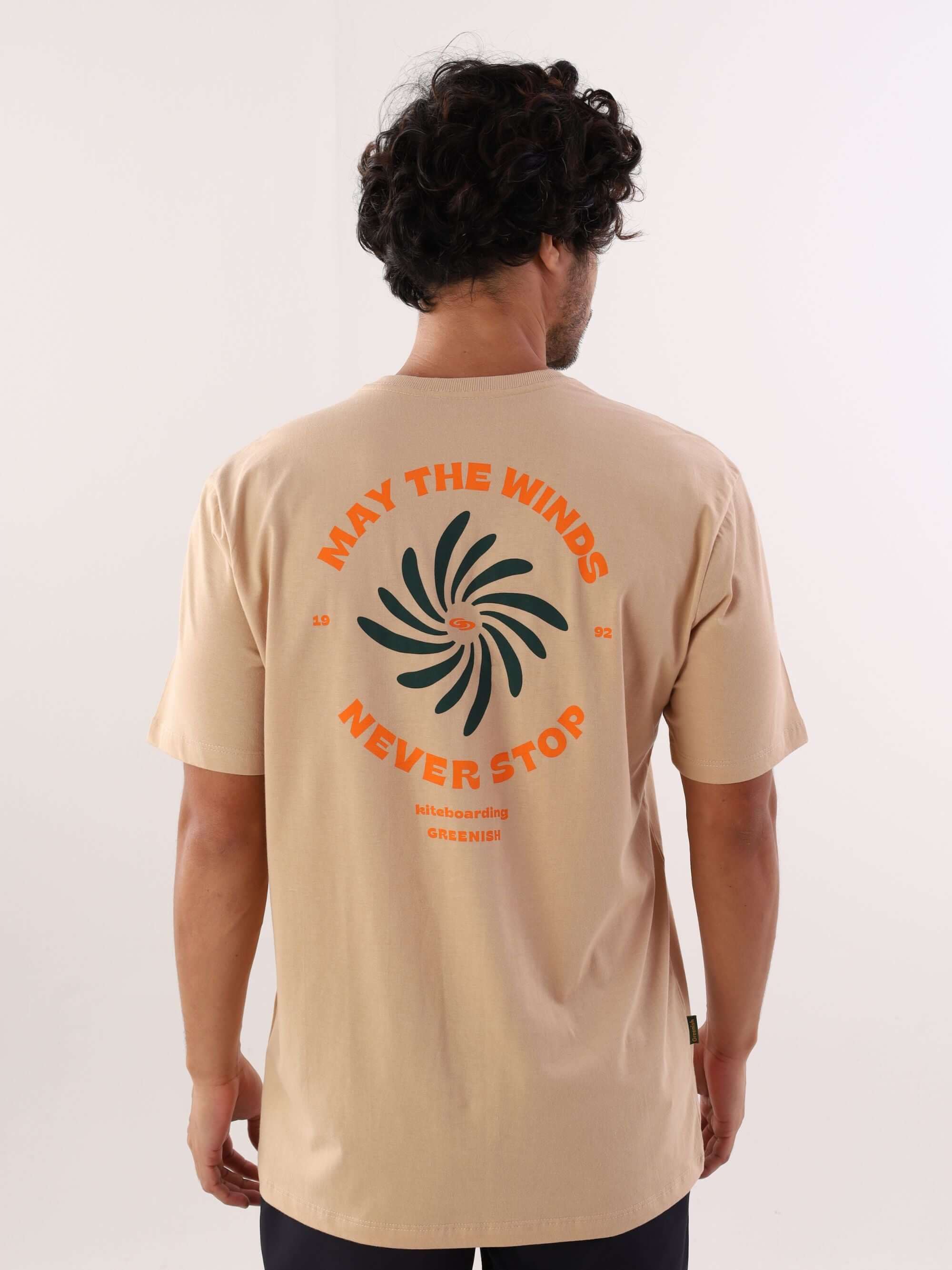 Camiseta caqui da Greenish com estampa divertida "May the winds never stop" na parte de trás.
