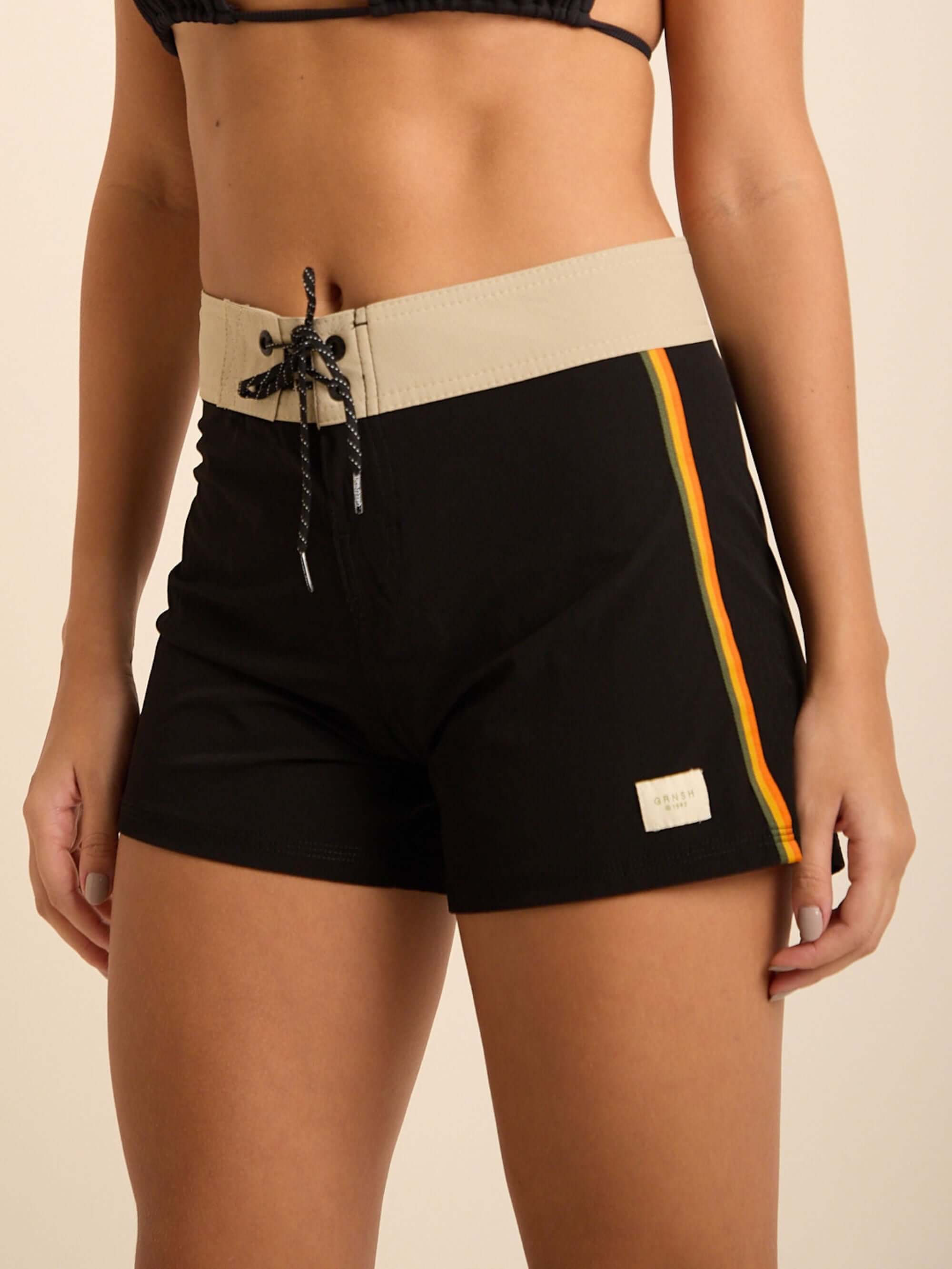 Boardshorts Greenish GRNSH Preto com design moderno e confortável, ideal para a praia e versatilidade no dia a dia.