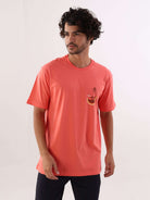 Camiseta Paradise Palms coral da Greenish, estilo casual e confortável, ideal para o verão.