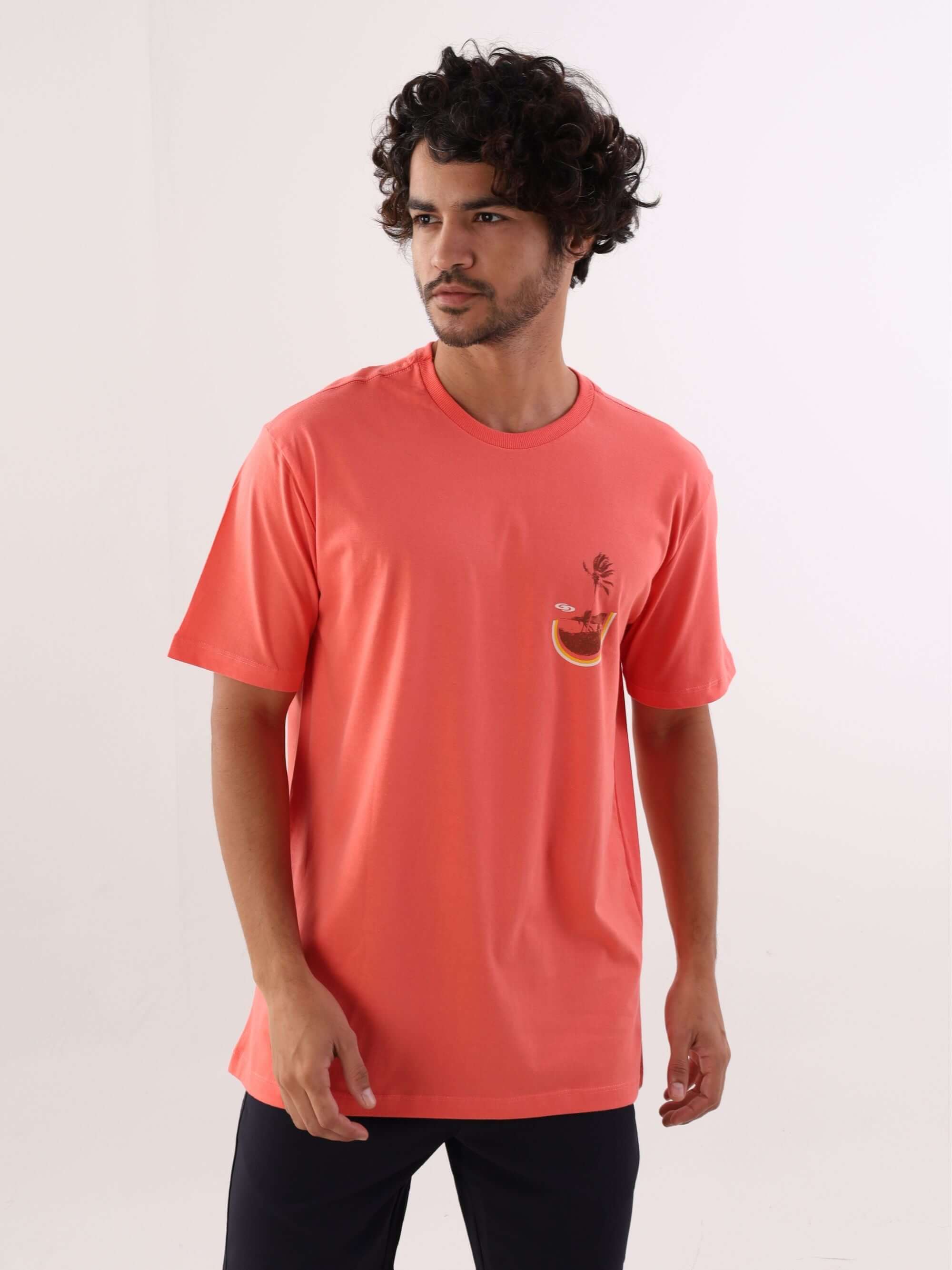 Camiseta Paradise Palms coral da Greenish, estilo casual e confortável, ideal para o verão.