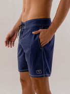 Calção de banho azul marinho da Greenish, confortável e com bolsos, ideal para o dia a dia.