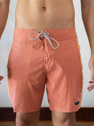 Bermuda Boardwalk Feel Alive Coral da Greenish, com cós anatômico e detalhes em recortes laterais.