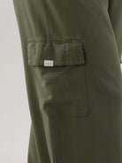 Calça reta cargo Taia da Greenish na cor verde escuro, com detalhe do bolso lateral.