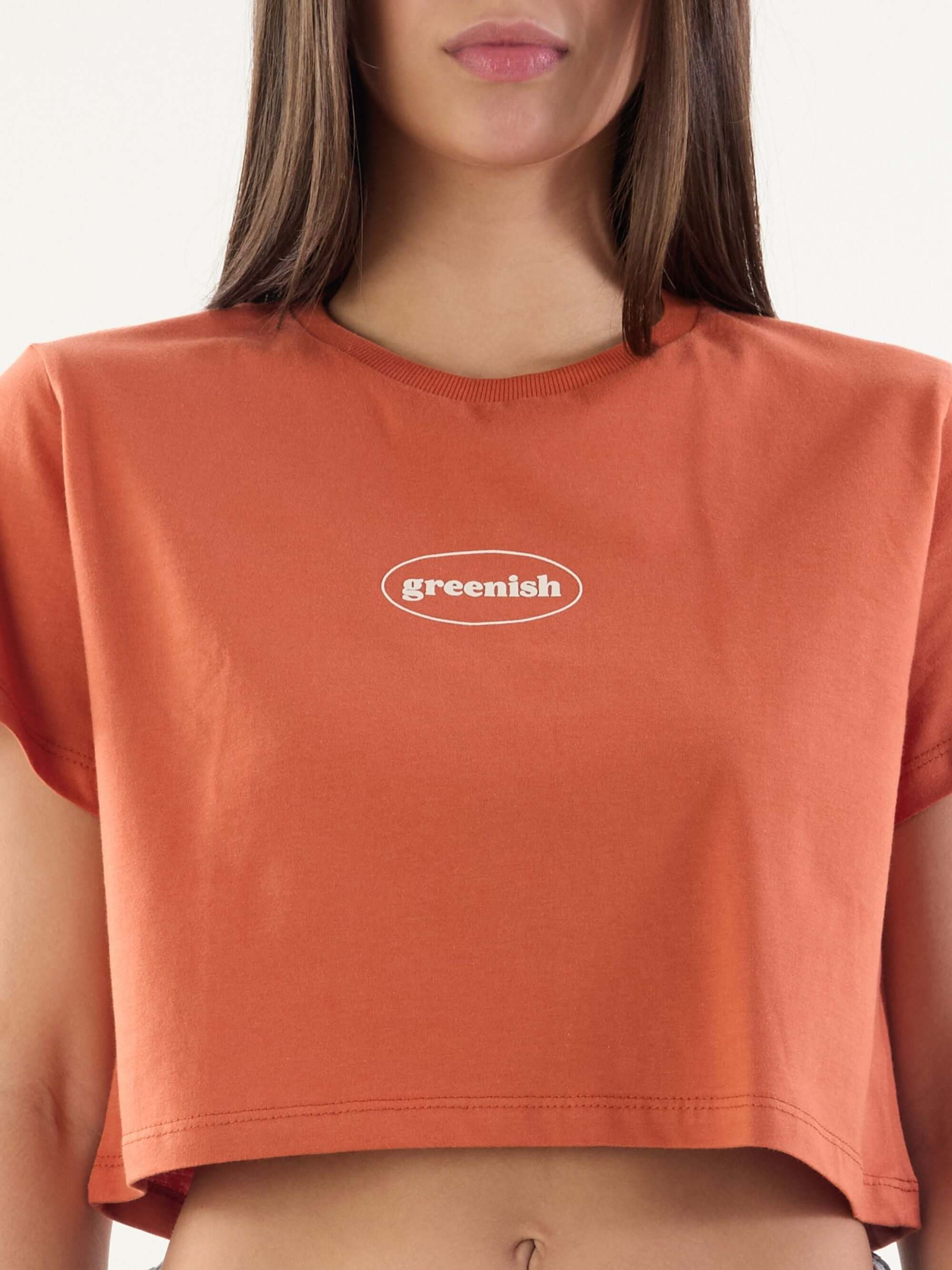 Camiseta cropped laranja Greenish com estampa no peito, ideal para looks descontraídos.