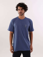 Camiseta Turn and Go azul índigo da Greenish, estilo moderno e confortável, ideal para o dia a dia.