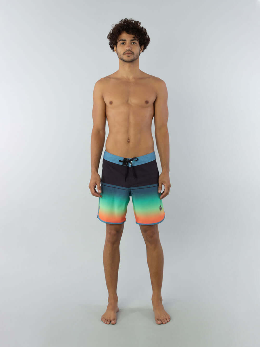 Greenish BOARDSHORT GRADIENT BLOCK - PRETO on a model, showcasing vibrant gradient colors perfect for summer wear.