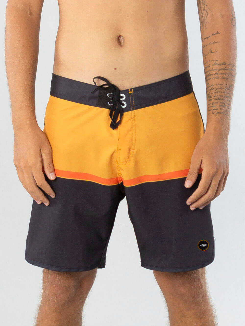Greenish Boardshort Adventures Amarelo, confortável, cós anatômico, com bolso verdugo, ideal para aventuras na praia.
