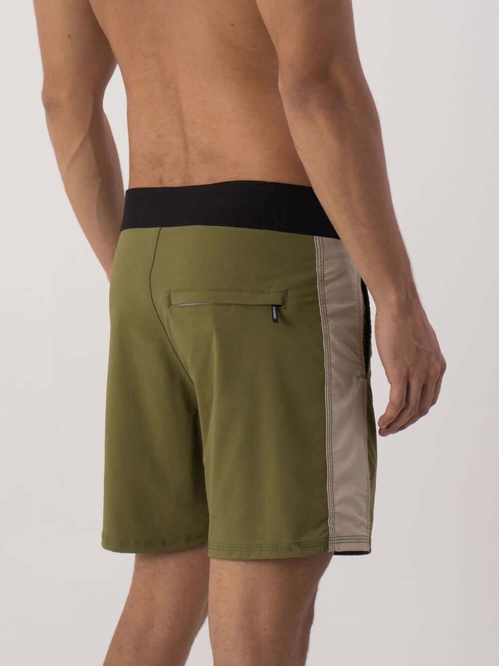 Shorts verde boardwalk Classic Trunk da marca Greenish, com design vintage e cós anatômico, vistos de costas.
