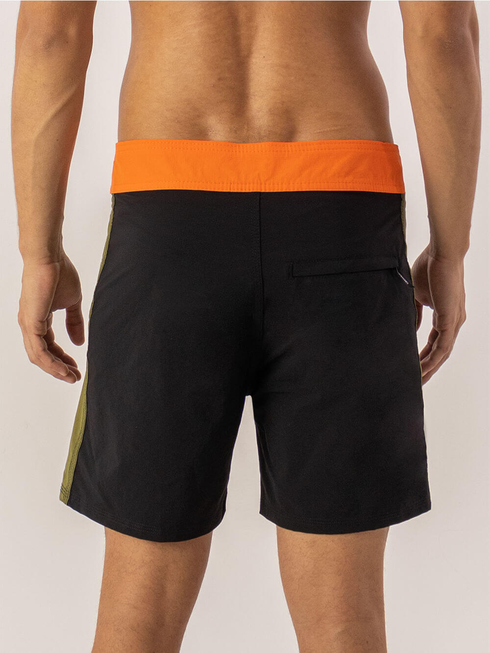 Tronco Boardwalk Classic Preto da Greenish, mostrando parte traseira com cós laranja e design vintage.