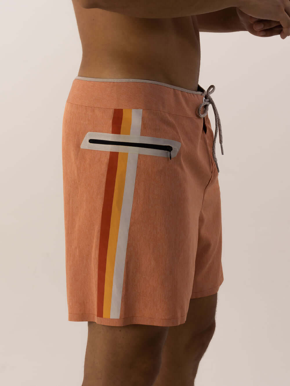 Bermuda de banho laranja curta Glued Etnic da Greenish, com detalhes coloridos e tecido respirável.