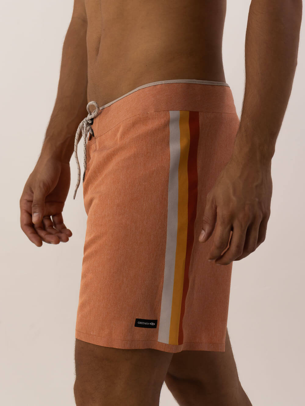 Calção de banho curto Glued Etnic da Greenish, laranja com detalhes coloridos, ideal para dias quentes.