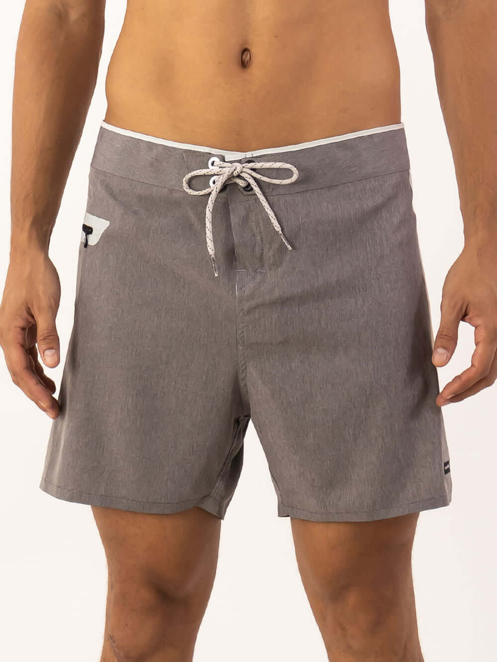 Boardshort curto Glued Etnic Grafite da Greenish, leve e confortável para dias quentes.