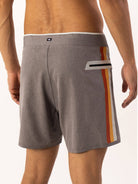 Boardshort Glued Etnic Grafite da Greenish com detalhes coloridos, ideal para conforto e estilo nos dias quentes.
