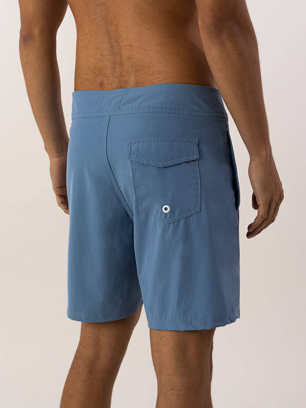 Calça de banho masculina azul claro, vista traseira, confortável e estilosa da Greenish.