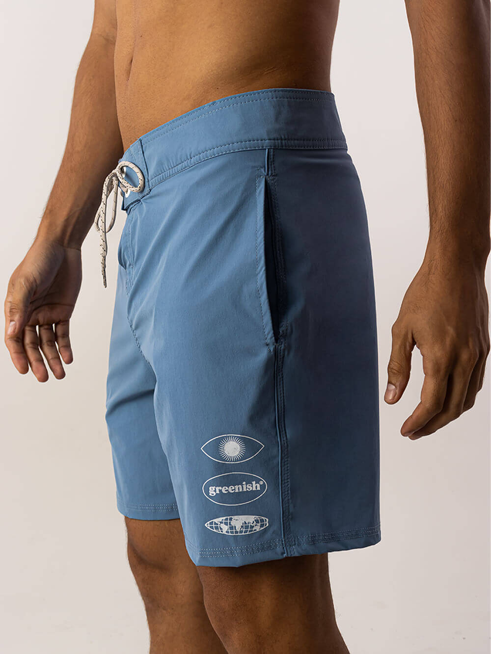 Bermuda de surf Azul Indigo da Greenish, modelo BOARDWALK VINTAGE LIGHT, perfeita para o verão.