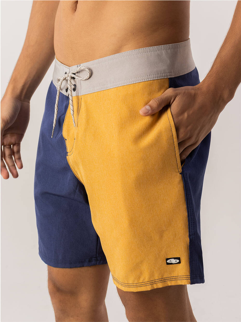 Calças Boardwalk Collor da Greenish em azul marinho e amarelo, com cós anatômico e bolsos laterais.